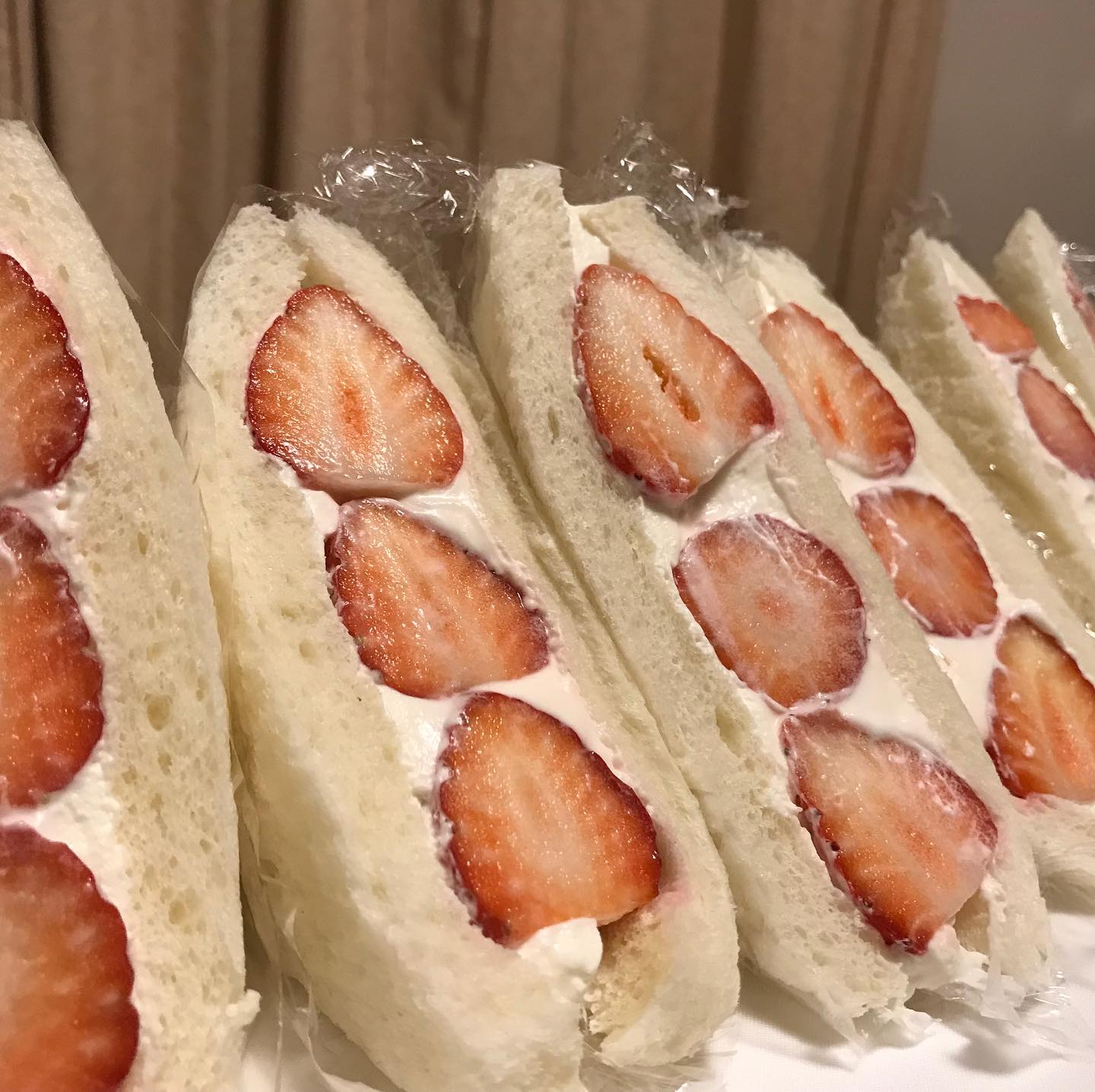こんにちは。
初めまして。
2023年開業予定の
フルーツサンドと食パンの店
『まいにちしあわせ』です。
毎日食べたくなる、
食べると幸せな気持ちになるフルーツサンドと食パンを作っていきます。
栃木県産小麦と栃木県産のフルーツ、ときどき全国の美味しいフルーツを使って、栃木県を、地元足利市を盛り上げていきます。
どうぞよろしくお願い申し上げます。