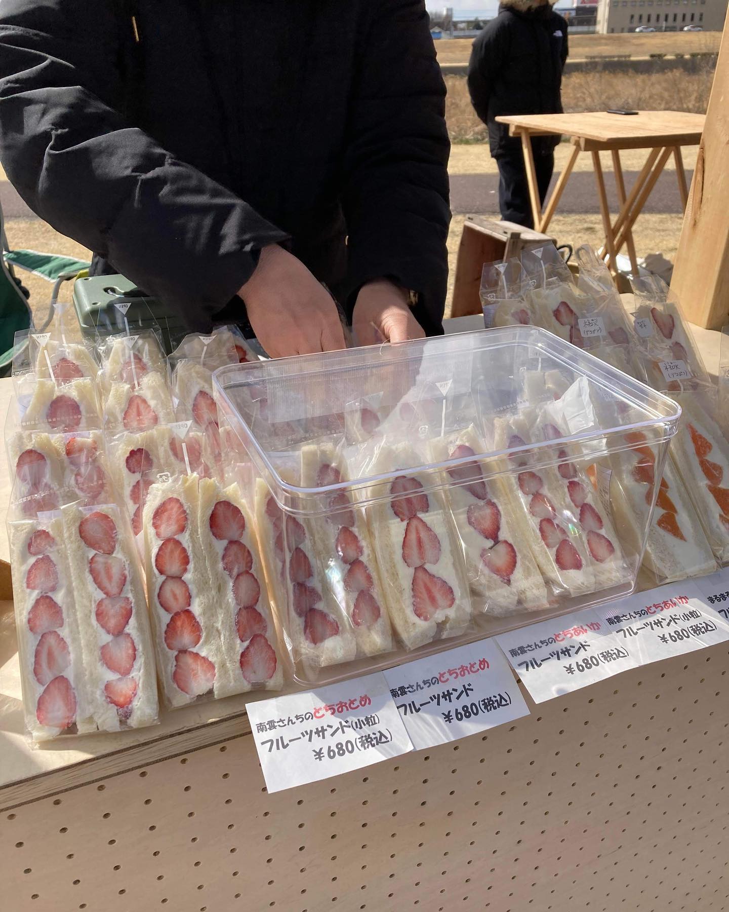 はじめてのマルシェ。
門前マルシェのトライアル的な石畳stand up projectに参加させて頂きました。

スタンドアッププロジェクトの出店者さんたちで、まずはワゴンの屋根付けから。みんなで手伝いながら設置。一体感が既に！

11時に販売スタート。
緊張して挙動不審になりましたよ…写真ずっと下向いてる笑

おかげさまで40分ほどで完売となりました。

強風かつ寒い中足を運んで下さり、ありがとうございます。はじめての事で、お客様との会話もぎこちなくすみません

買えなかった方も申し訳ございません。また機会がありましたらよろしくお願い申し上げます。

パンから気持ちを込めてひとつひとつ作ったフルーツサンドをお客さまの元にお届けする。

またひとつ夢が叶いました。これからも美味しいものをお届けできるように精進していきます。

生産者の南雲さんのいちご様、まるまる愛媛様、ありがとうございました。

主催者の方々、スタッフの方々、貴重な機会を与えていただき、ありがとうございました。

石畳stand up projectの出展者の皆様お世話になりました。ありがとうございました。

おしゃれしかない門前マルシェ出店者様、大変参考になりました。コーヒーも煮込みも美味しかった️


＃不知火