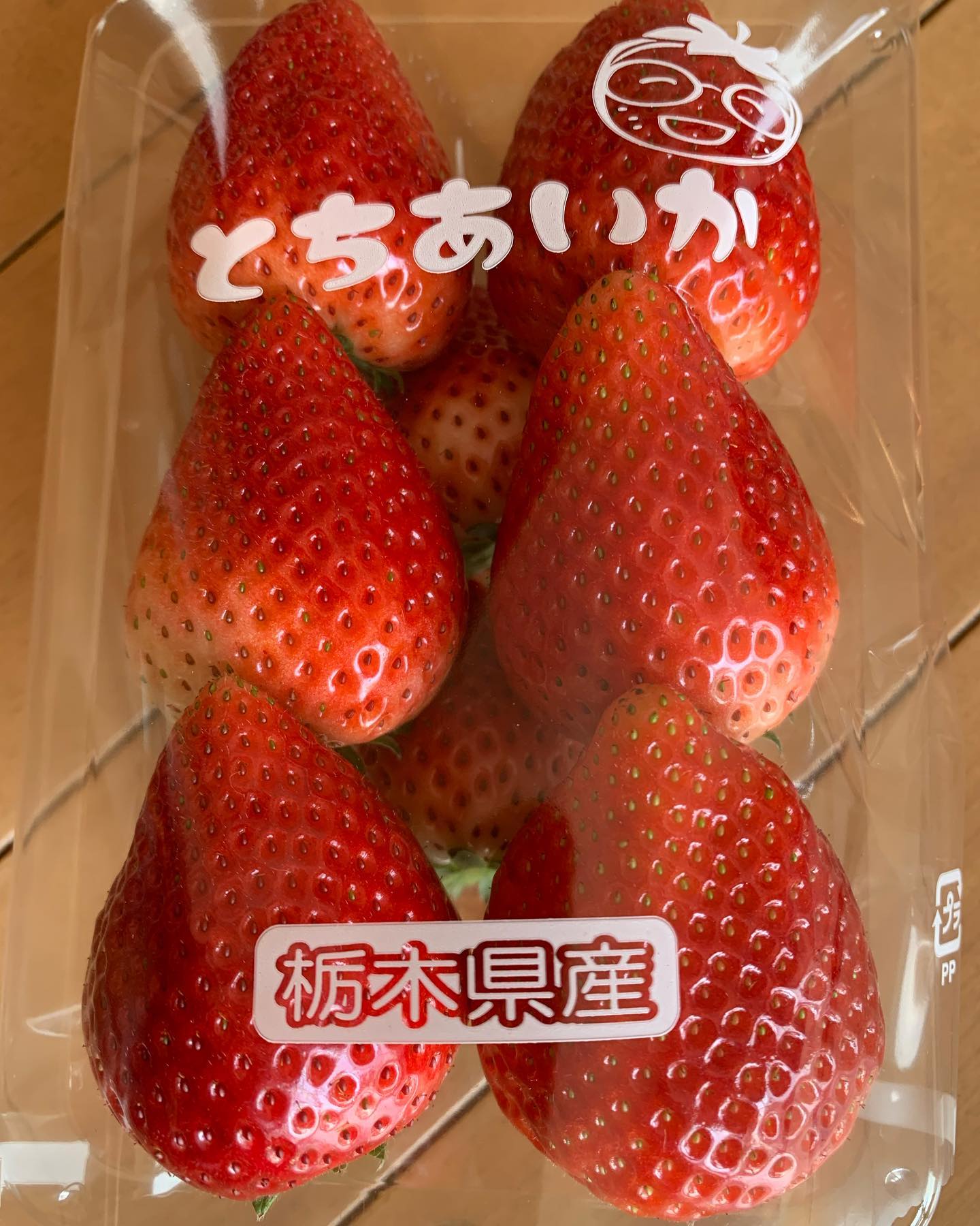 今日はお世話になっている農家さんにご挨拶に行ってきました。
社長の石川様、
いちご部門を担当されている南雲様にお会いすることができました。
今の職場で出会った南雲様のご家族を通じて美味しいいちごに出会うことができました。運命かも…本当に出会いに感謝です

大粒のとちあいかは輝いています
これからも美味しいいちごをよろしくお願いします‍♀️
帰りにお芋屋さんに寄りました焼き芋干し芋冷凍焼き芋などがあります。有機の焼き芋は珍しいかも？美味しかったー。