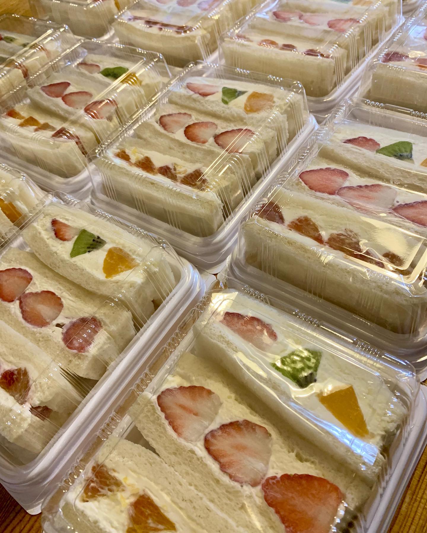 今日はお試し納品
気合いが入りすぎて
上品なサンドのはずが
もりもりになってしまったお茶菓子どころかお腹いっぱいになるかも〜。

今週末M'sマルシェに出店します。たぶん三角サンドになると思います！