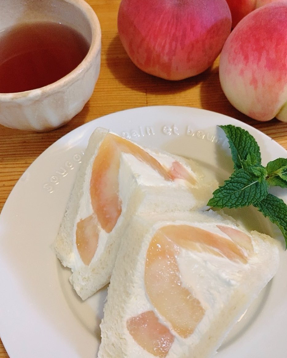 いよいよ今週末です
ご予約受付中


薬膳サンド&tea
〜夏の薬膳と薬膳茶で心地よい夏を〜

2022/7/31(日)
12時〜16時
@montempscafe
モンタンカフェ/足利市

風水薬膳︎茶師yoocooと、フルーツサンドと食パンの店まいにちしあわせが、

皆様に心地よい夏をお過ごしいただけるよう、
夏の養生を元にデザートメニューをコラボ。
この夏限定の薬膳サンド＆Teaをお楽しみください！

［桃のフルーツサンド］
桃は温性の食材です。 夏の食材はからだを冷やすものが多いですが、桃はからだを冷やすことのない温性の果物。果物の中でも希少な存在。
クーラーや冷えた身体にはとてもおすすめです！

栃木県佐野市
フルーツ街道
いずみファーム様の樹上で熟したこだわりの桃です

［黒豆茶］
身体を潤すサポートの黒豆茶。
黒い食材はエイジングケアにも繋がっています！
香ばしくてほんのり甘い黒豆茶。
身体の細胞1つ1つを潤わせるイメージで飲みながら、ホッと心も身体もポカポカに！

こころと体と向き合って、
癒しのひと時をお過ごしください。
お待ちしております。

price¥1200
(フルーツサンドとお茶のセット販売となります)

【ご予約】
この投稿ご覧の皆さま、
@mai_nichi.shiawase 
@yococoro_karada_spirit 
DMにてお送り下さい(どちらでも大丈夫です)

①お名前
②人数
③来店希望時間
12時、13時、14時、15時
(満席の場合ご希望に添えない場合がございます)

以上をお書き添えの上、
お送り下さい。追って返信いたします。

当日はmontemps様のメニューも
ご注文いただけます。
別途会計となりますがご了承ください。


#風水薬膳︎茶