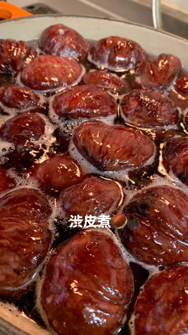 先日のマルシェで好評だった渋皮煮サンド。良い栗が手に入りましたので渋皮煮again。
