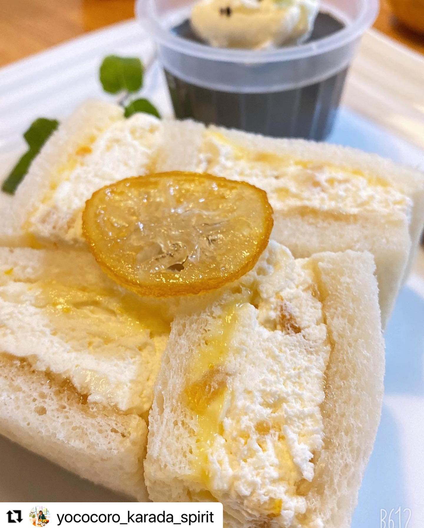 こんにちは
フルーツサンドと食パンの店まいにちしあわせです。
いつもありがとうございます。

11.26(土)薬膳サンド&tea
まだまだご予約受付中です。
風水薬膳︎茶師yoocooさんが甘味や薬膳について解説しています。見てみてくださいね〜。


@yococoro_karada_spirit with @use.repost
・・・
甘みもたまには必要。

薬膳の中では、
自然の甘味と酸味を
同時に取ると、

潤いが生まれると
言われているのです。

甘味で
こころの緊張を
ほわ〜っとほどいて。

酸味でイライラとバイバイ！

そして身体に潤いを。

・

でも白砂糖はちょっと、、、
と思う方も多いはず。

なので今回の甘みは、
ハチミツとてんさい糖です。

・

ほんのりの甘みと、
ゆずの酸味と苦味のコラボ。

ぜひ、
こころの緊張を、
ほどきにきてね。

・

モンタンカフェさんの空間は、
とっても心地よくて、
おひとり様を推奨したくなるくらい

1人でもずっといれる
心地よい空間です！

・

お気軽に

・
・
・

まいにちしあわせ様が考案の、
ゆずサンドに挟んだゆずづくしクリームと、

ミネラル配合のお水で、
しっとり手作り食パンとの
ハーモニーで、
恐らく今までにない
ゆずサンドになった♡

1日限りなのがもったいない！
11/26の薬膳サンド＆Tea食べに来て。

薬膳茶も、
冬の養生にめちゃくちゃ合う
オリジナルブレンドにしました。
・

普段は甘いものを食べないようにしてる方も、
薬膳サンド＆Teaだけは、
解禁してもらえたら嬉しいなぁ！！

薬膳サンド＆Teaを
楽しみながら、

自分の心と身体の状態を、
ティーセラピスト︎(風水薬膳︎茶師)のわたしと、
紐解いていきましょうー！

席を廻って、ちょこっとづつ
体質やこころのお話が
出来たらいいな。

・

ただ食べて終わりじゃないぞ。

・
・
・
11/26から、
自分の身体と心を、
心地よく整える
キッカケの日になるのだー🟡
・
・
・

ご予約承り中です。
インスタのDMからどうぞ！！！

LINE知ってるお知り合いの方は
LINEでもOK。

お待ちしております

当日は、
モンタンさんの美味しいスープも
別途料金でオーダーできます！

・
・
・
#薬膳サンドアンドTea
#薬膳サンド＆Tea
#ゆずサンド
#風水薬膳︎
#風水薬膳︎茶師
#フルーツサンド
#ゆず
#黒ゴマプリン
#ゆずピールのビターチョコがけ
@mai_nichi.shiawase 
@montempscafe 
@yococoro_karada_spirit