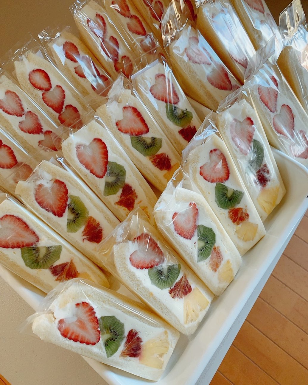 こんにちは。 フルーツサンドと食パンの店  まいにちしあわせです。 いつもありがとうございます。

本日4/1(土)10:00〜16:00
足利楽市楽座in国宝鑁阿寺
出店いたします。

ミックスサンド500
とちあいか500
ワンコインサイズあります！

栃木県産小麦のカヌレ
栃木県産小麦のスコーン
ございます！

おまちしております！