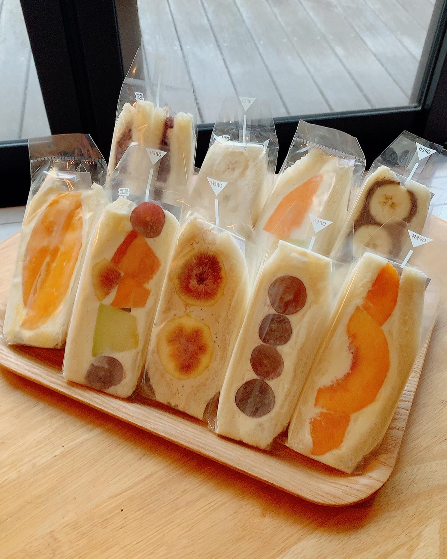 こんにちは。 フルーツサンドと食パンの店  まいにちしあわせです。 いつもありがとうございます。

昨日2023/08/20、無印良品ヨークタウン足利店さまのつながる市にご来場頂きありがとうございました。

予想を超えてたくさんのお客様にお越しいただき、感謝申し上げます。
無印良品ヨークタウン足利店さま、
つながる市の出店者様もありがとうございました。

今回は足利市のぶどう農家さま
Smile farm Ashikaga さまとの
初コラボ、貴重な赤いマスカット
その名も『スカーレット』をフルーツサンドにして販売、大人気で完売でした。美味しいぶどうをありがとうございました。大前町に直売所もオープン予定との事ですので、
スマイルファーム様のInstagramをご覧ください。
@smilefarm_ashikaga

いちじくの紅茶クリームサンド、
4個しか作れず買えなかった方には申し訳ございません。
いちじくの旬がピンポイントなので、また来年作ります。
紅茶クリームは、アールグレイをめっちゃ濃度を上げて煮出してシロップにして純生クリームとマスカルポーネチーズとブレンド、少々茶葉を入れてます。手前味噌ですがすごく美味しいので、他のメニューも考え中ですのでお楽しみに。

カヌレとスコーンも好評いただきありがとうございました。

次回は足利鑁阿寺のたかうじ市
9/10(日)です。旬のフルーツを厳選してサンドしてお届けします。
また皆様にお会いできるのを楽しみにしております。ありがとうございました。