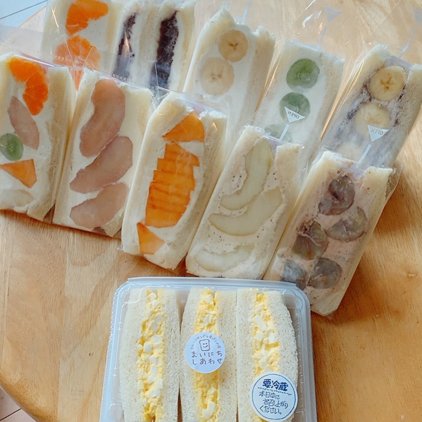 こんにちは。 フルーツサンドと食パンの店  まいにちしあわせです。 いつもありがとうございます。

昨日は笠原産業さまの麦わらぼうしフェスタにご来場いただきありがとうございました。

ゆるやかにスタート〜カヌレやスコーン試食していただいて〜なんて思っていましたら、あれよあれよとたくさんのお客様に並んでいただきまして、大変お待たせしてしまいました。お昼を待たずに完売となり、買えなかった皆様、申し訳ございませんでした。

Instagramを見て来てくださった方、
以前イベントで食べて美味しかったからと再度来てくださった方、お声をかけていただき、本当に嬉しかったです。食べてしあわせな気持ちになってほしいなと願いを込めているのですが、むしろ私の方がしあわせな気持ちで満たされています。
突然の雨があり、濡れてしまったお客様、大丈夫でしたか？風邪など引いていませんでしょうか。どうかお大事にしてください。

まいにちしあわせは、笠原産業さまの栃木県産小麦、
ゆめかおり(パン用強力粉)
イワイノダイチ(準強力粉)
麦のかほり(中力粉)
ゆめかおり・F(強力粉フランス系)
を使ってパンやお菓子を焼いています。栃木が好きな私は、栃木県産の食材を使ってフルーツサンドを作りたい！と思って始めたのですが、足利市に栃木県唯一の製粉会社、笠原産業さまが無かったらそれも実現しなかったと思います。当初は栃木県産小麦の食パン作りに悩み、笠原産業さんに突撃(突撃しがち)電話して営業さんに来てもらい相談して今のレシピが出来上がりました。こうしてフェスタに呼んでいただき、お客様に喜んでいただけるようになったこと、本当に感謝しています。これからも地元に貢献できるように頑張っていきます。

出店者の皆様もありがとうございました。完売続出で先輩方のパンは買えなかったのですが、また来年楽しみにしたいと思います。

それから、普段並んでいただくことが無いのでテンパってしまい、特に注意したいこと️は裏面シールに記載がありますが直接お伝えできず申し訳ございません。この場を借りてお詫びいたします。

☆りんごサンドの赤ワインはアルコールを煮切って飛ばしています(紅玉の時は皮でピンクになるので、赤ワインを使っておりません)が、アルコールに弱い方はお気をつけください
☆カヌレにはラム酒を使用しております。高温で1時間以上焼きますので揮発はしているかと思いますが、アルコールに弱い方はお気をつけください。
☆キャラメルラスクや柿サンドの白ゴマクリームには、はちみつが入ってるので、1歳未満のお子様には与えないようにお願いいたします。
☆スコーンはオーブントースターで2〜3分あたためていただくとより美味しくいただけます。

ご来場ありがとうございました。
次回出店は 
11/12(日)9:00〜14:00
たかうじ市です。
足利市の鑁阿寺で毎月第2日曜日に開催しています。
基本毎月出店していますので、
ゆっくりと街歩きしながら、
是非お越しくださいね〜。