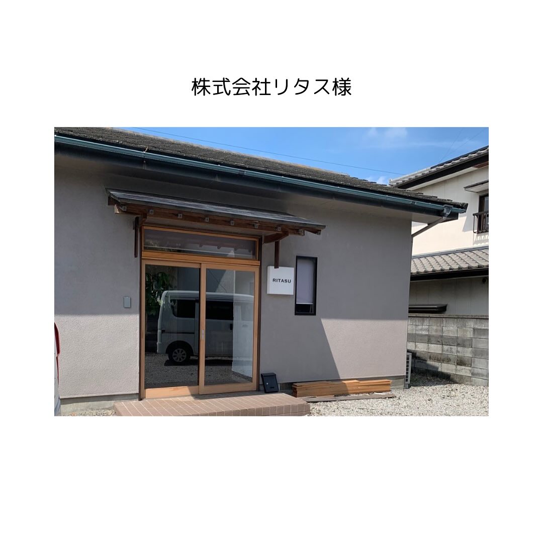 こんにちは。フルーツサンドと食パンの店 まいにちしあわせです。 いつもありがとうございます。

2024年7月29日(月)
足利市のまちづくり会社、
株式会社リタスさんのサポートを受け、12月の店舗開店に向けて、スタートを切りました。内装工事や契約面など、開店までサポートしていただきます。
融資の申込、補助金の申請、9月に予定しているクラウドファンディングの準備など、走っていきます。週末の出店も続けて行きますので、健康に留意しながら、頑張って行きたいと思います。

まいにちしあわせは、足利市の笠原産業さんの製粉する、栃木県産小麦でパンを作り、地元の農家さんの新鮮な果物でフルーツサンドをつくっています。

構想を決めたのは2019年ごろになり、足かけ5年ほどかかりました。
パン屋になろうとしてなれず、
色々な人に辛い思いをさせたり、
ご迷惑をお掛けしたり、
心と身体を壊してしまったり、
挫折して何度もあきらめかけましたが、その度に、背中を押してくれる方が現れて、少しづつですが、前に進む事ができました。

東京の社会人スクールに通い、仲間と出会い、その後、創業塾の同期が誘ってくれてイベントを開催したのがきっかけで、シェアキッチンで保健所許可を取り、販売を始めました。少しずつ、お客様に知っていただき、美味しいの言葉を励みにして、進んできました。イベント出店も声を掛けていただくようになり、たくさんの人に支えられて、ここまで来る事ができました。

足利の街中の方々に物件探しのお手伝いをしていただき、幸運にも通2丁目に物件が内定しました。
人のご縁に恵まれ、出会う事ができたこの場所で、これからは、お世話になった方々、応援してくださる皆様に恩返しができるように、足利市の活性化になるように、尽して参りたいと思います。

具体的には、地元の小麦と果物で作るフルーツサンドを通して、農業の担い手の支援、観光客誘致による足利市中心街の活性化、栃木県のスポーツ支援、災害農家の支援、先々には創業の支援などを行っていきます。

小さなお店にはなりますが、少しずつコツコツ、まずはお客様に喜んでいただけるように努力して行きたいと思います。至らない部分も多々あるかとは思いますが、今後とも応援していただけたら幸いです。どうぞよろしくお願い申し上げます。