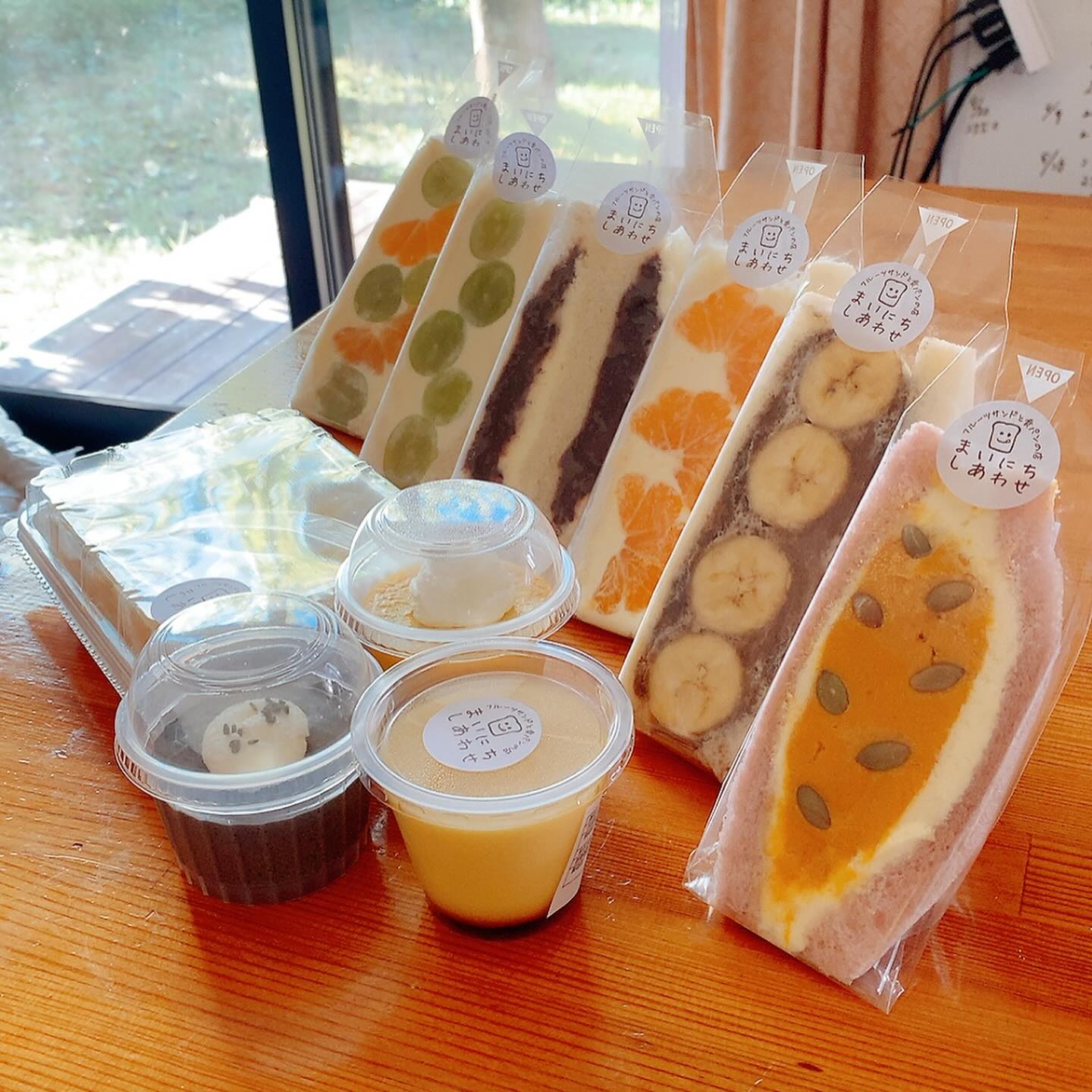 こんにちは。 フルーツサンドと食パンの店  まいにちしあわせです。 いつもありがとうございます。

10.20キッズフリマルシェ
ご来場頂きありがとうございました。
邑楽町初出店でしたが、
お近くのお客様が来てくださったり、
ダンスでご出演のご家族様が寄ってくださったりで、温かく接してくださいました。
出店者の皆様にもお世話になりました。

風が冷たかったけど、広々とした芝生と、日差しがキラキラ、気持ち良い日を過ごすことができました。

主催者のKAORIさんは、
子供たちにより良い未来を作れるようにと考えておられて、子供たちがお店屋さんをできるようにとフリマandマルシェを企画しているとお話されていました。コンセプトも良くて、場所も素晴らしく気持ちが良いし、これからますます盛り上がるマルシェになるな〜と思いました。

今回マルシェを盛り上げてくれた
HUMANさんも、ボーカルの方は市会議員になる！という目標を持っていて、古河の地元LOVEな歌もあって、めっちゃ良いな〜と思いました。CD買っちゃった^_^
@human_2525 

キッズフリマルシェは11/16も開催するとのこと、私は出られないのですが、まだまだフリマ出店者も募集中ですし、皆さまピクニックやお散歩がてら遊びに行ってみてください！
@kids_flemarche 

マルシェのあと、夕方味工房ふ～でゅ～すさんで販売させていただきました。こちらも寄っていただいた皆さま、ありがとうございました。
@fooduce_shop 

次回出店は
10/26(土)10:00〜15:00
よつ葉マルシェin足利
あしかがフラワーパークプラザ
(旧足利市民プラザ)
です。生協よつ葉会のメーカーさん、組合員さんが集います。
毎回回りきれない
皆さまお楽しみに
@yotsubaseikyou 
@yotsuba_ota