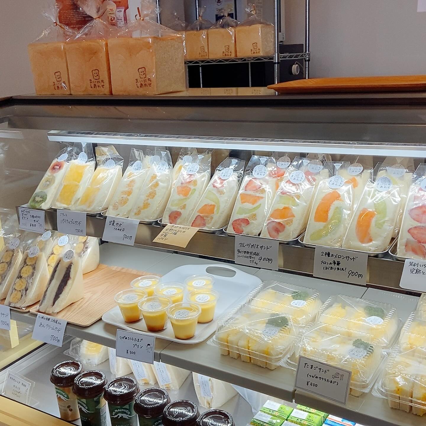 こんにちは。 フルーツサンドと食パンの店  まいにちしあわせです。 いつもありがとうございます。

2025.5.31土曜日
５月も今日で終わりですね。

雨なので種類がたくさん、
ゆっくりお選びいただけます。

明日までの完熟とちおとめ、
クインシー、アンデスメロン
甘夏、パイナップルのミックスとなります
ミックスフルーツサンドの内容は日替わりとなります。

店前駐車場️2台まで置けます
お気をつけていらしてください。