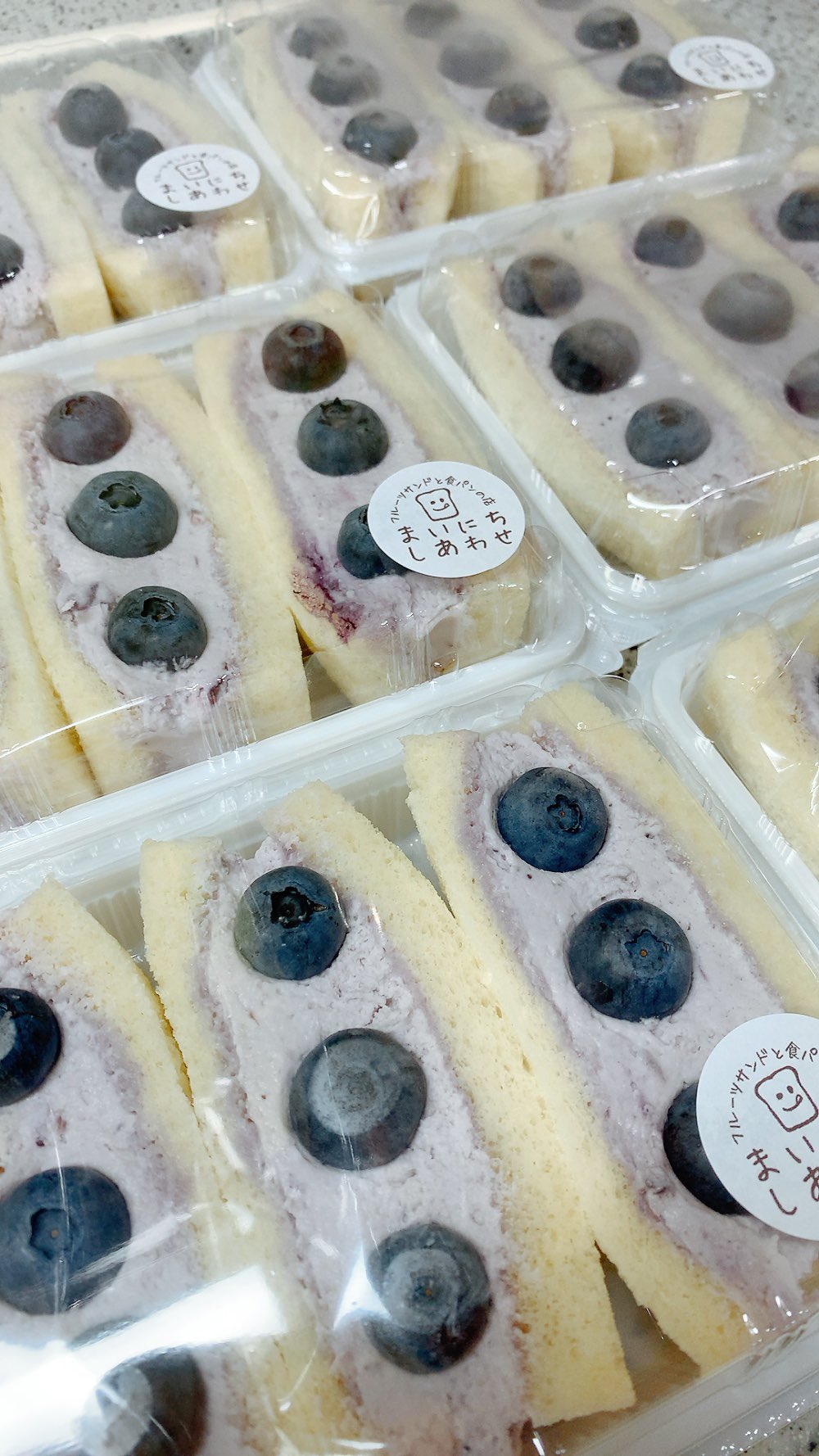 あしかがブルーベリー感動農園で摘み取り
本日よりブルーベリーサンド
販売開始です！