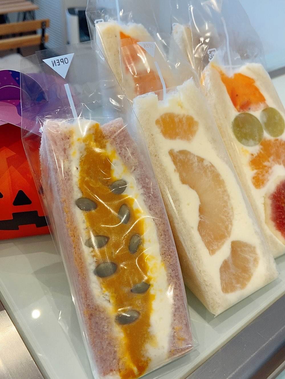 足利の旬果ぎっしり 
食パンが美味しいフルーツサンド 
『まいにちしあわせ』です

今日から10月ですね^_^
芋栗かぼちゃの季節でございます

かぼちゃクリームサンド
店頭に並びました！
合わせて紫芋の食パンも販売してます
紅玉のりんごサンドも

ぶどうも3種並んでおります
品種によって早く終わるかもしれないので
揃っている今ご賞味くださいね

栗柿、ぶどう、かぼちゃ、
楽しみな季節です
涼しくてクリームも溶け出しにくい日

明日は食品衛生講習会の為
臨時休業となります
皆様のお越しを心よりお待ちしております