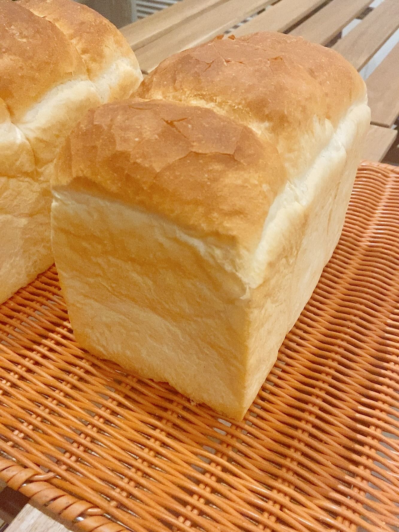 おはようございます
本日よりパン・ド・ミ販売します

足利の旬果ぎっしり 
食パンが美味しいフルーツサンド 
『まいにちしあわせ』です
いつもありがとうございます

F・ゆめかおりという
笠原産業さんのフランスパン用の粉を
使った山型食パンです

山の部分がパリッと香ばしく
中身はふわっとした食パンです
トーストするととっても良いかおり

不定期ではありますが
一度食べてみてくださいね〜
ご予約も承ります