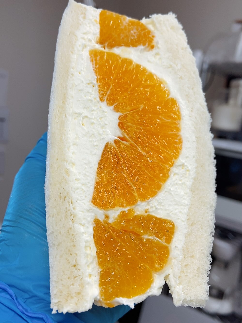 まどんなサンド販売開始!
柑橘のゼリーとも呼ばれるまどんなさん
この輝きを見てくださいーー
ジューシーを通り越してのプルプル感は
ぜっっったいにオススメ!
期間も短いから、見かけたら食べるべし!
@marumaru__ehime さんから
直送です!
はい、ミックスにも紅まどんな
入れちゃってぎゅーぎゅーの満員電車
いちごも少しずつ入り始めてます♪
とにかく、食べ逃しなく!
ご予約も承ります!