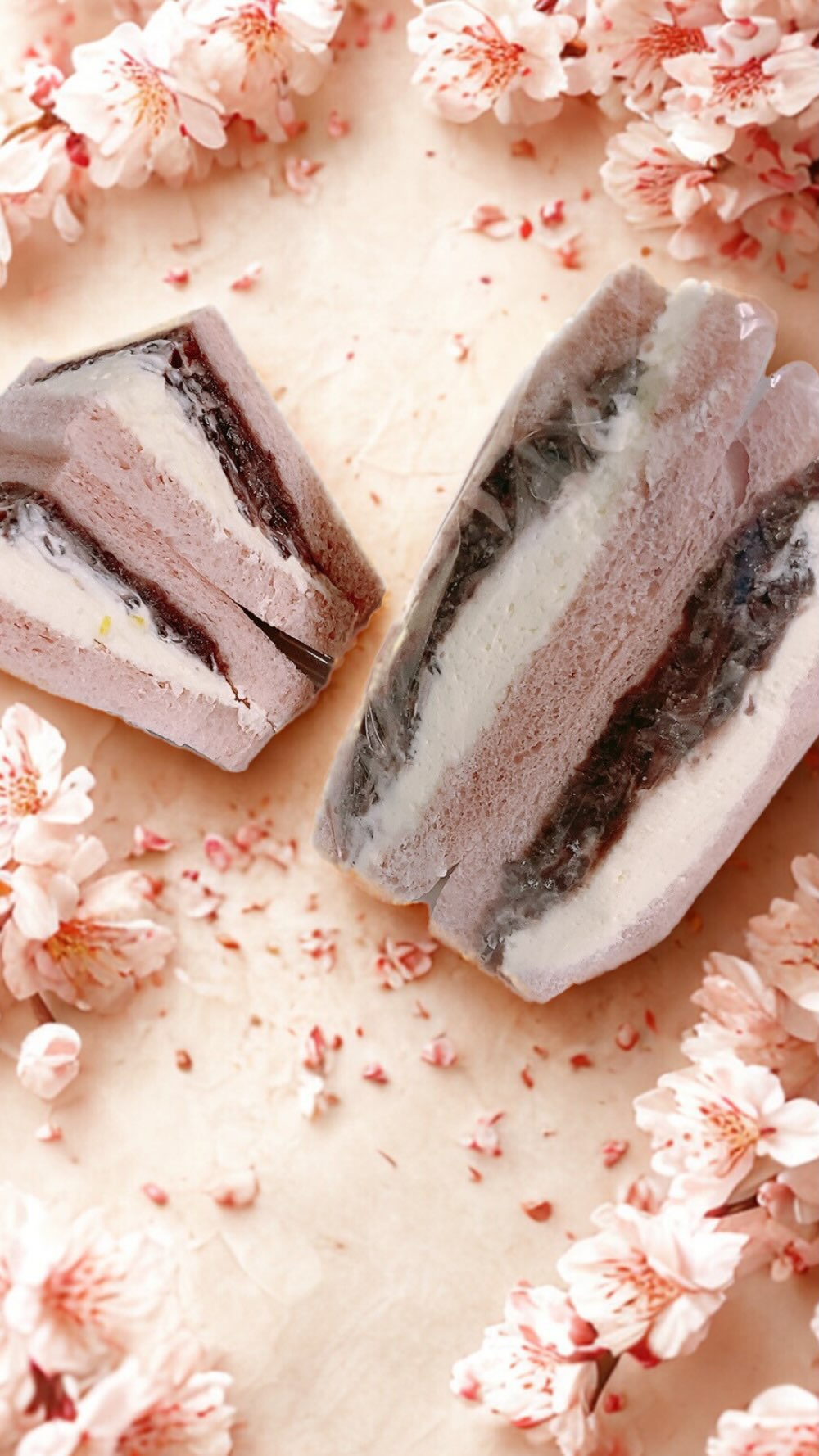 足利の旬果ぎっしり  食パンが美味しいフルーツサンド 『まいにちしあわせ』です いつもありがとうございます

薬膳サンド&Teaの
@yakuzen_sand_tea 
桜あんこのレアチーズサンド
よもぎいちごのレアチーズサンド
好評発売中です

ほんのりと塩味とレモンで柔らかい
レアチーズ感と、ほわほわの
香り良き桜パンと
少し苦味のよもぎパン
どちらも春の養生に役立つ
美味しいだけじゃないサンドです。
他にはない今だけの味わい
4月上旬までの販売です