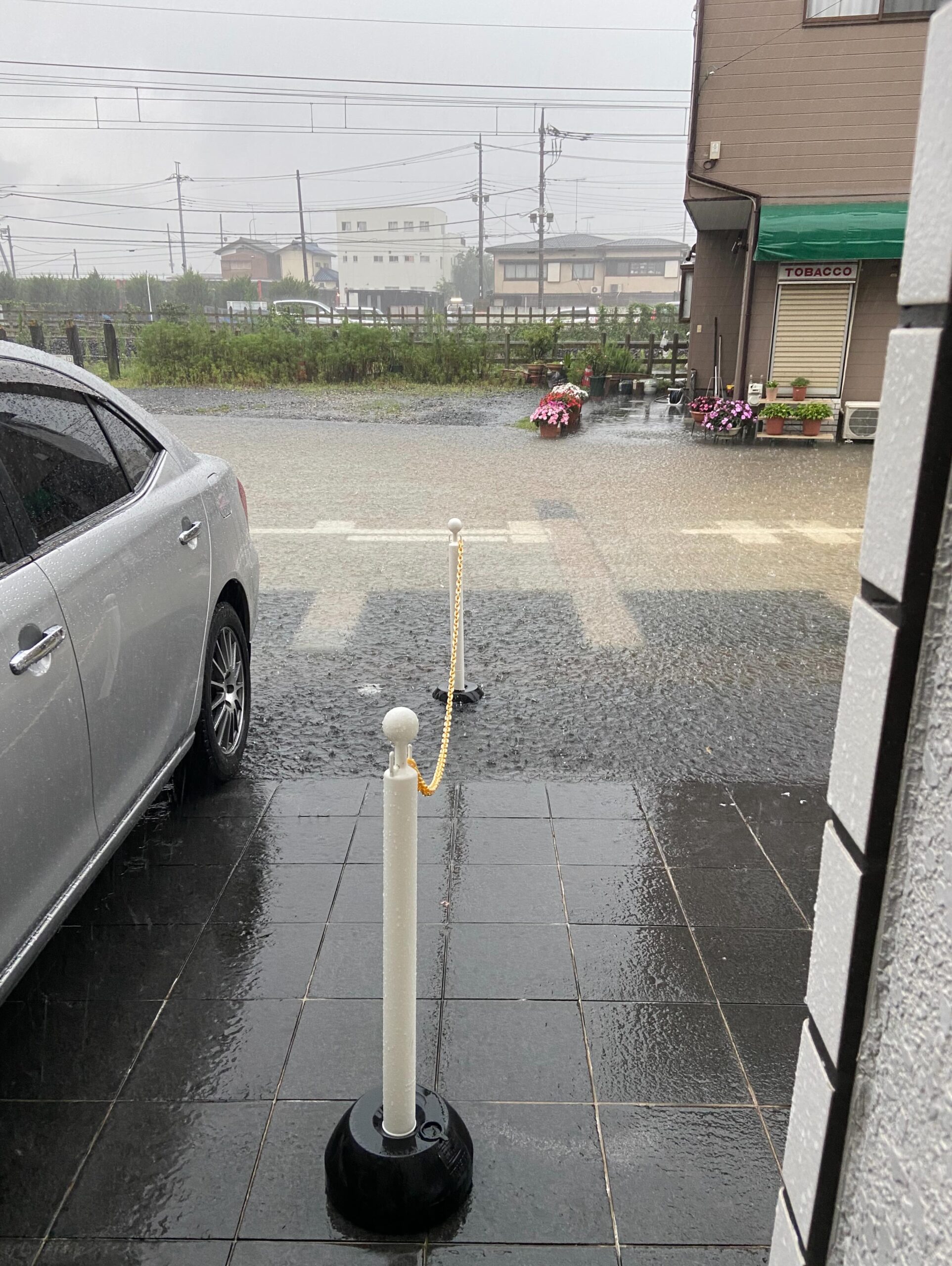 おはようございます
一昨日の豪雨により足利では甚大な被害が発生しております
被害に遭われた皆様に、心よりお見舞い申し上げます。
当店も一時期浸水まであと1メートルのところまで水が迫りましたが、何とか水が引き、浸水は免れました。
しかしその後自宅周辺が冠水し、帰宅困難者になり、小学校の避難所で夜を明かしました。
お店に戻り、雨漏りがありましたが、電気系統はやられず無事でしたので
本日7/19、明日7/20は営業いたします
足利社会福祉協議会の皆様が
ボランティアセンター開設の準備を進めていらっしゃいます。
開設されましたら全国の皆様、
足利にいらして被災された方を
助けていただきたく思ってます
来られない方は、足利市のものを買っていただき、応援よろしくお願い申し上げます!
自分にできることは、まずはパンとサンドイッチを作ること
ボランティアの受入状況などを発信すること
足利の良いものを買っていただけるよう発信することだと思っています。
どうぞ皆様、足利市を応援してください!
よろしくお願い申し上げます♀️