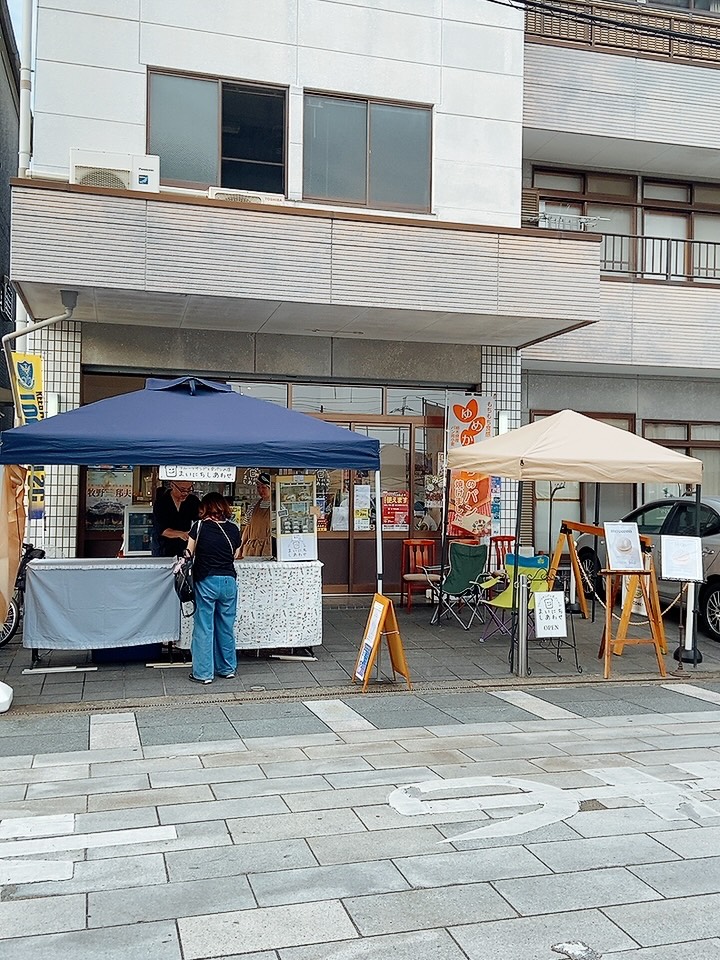 足利の旬果ぎっしり  食パンが美味しいフルーツサンド 『まいにちしあわせ』です いつもありがとうございます

昨日は
足利花火大会夜営業
お立ち寄りいただいた皆様
ありがとうございました

milkの山中柔太郎さん
地元足利市を盛り上げていただき
ありがとうございました
勝手にコラボメニューの
ミルキーホワイトサンドは8/9まで
販売します

@the_sally_garden_event 
様のクリスタルホワイトマカロンは
完売いたしました
ありがとうございました
混雑で到着が遅れ購入できなかった皆様
大変申し訳ございませんでした

熱中症気味のお客様
大丈夫でしたでしょうか
どうぞお大事になさってください

店前から少し花火を楽しめました
やっぱり足利の花火を見ないと
夏は終わらないですね

フローズンフルーツ
まるまるえひめさんの
濃厚みかんジュースは
継続販売中です

本日は通常営業
11:00〜18:00です

復旧作業に関わる皆様に
アイスコーヒーサービス
継続中です
本日も暑い中ありがとうございます
お待ちしております
来年もなんとかお店を継続して
花火大会夜営業できると良いな、
頑張っていきます！